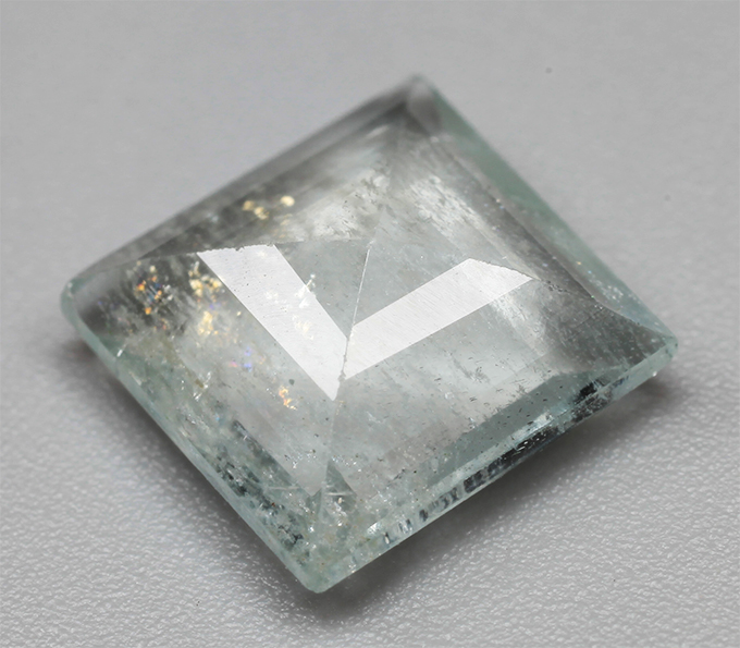 Голубовато-зеленый берилл редкой огранки 2,72 карата