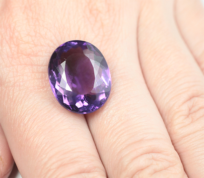 Насыщенный аметист высокой чистоты 15,86 карата