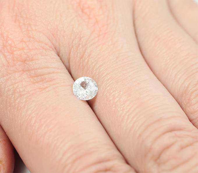 Ограненный бесцветный фенакит 0,79 карата