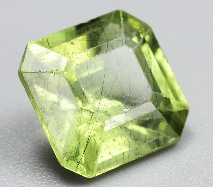 Перидот с включением рутила 4,26 карата