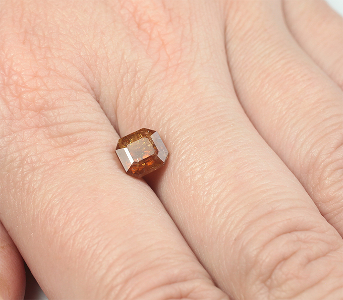 Редкий бастнезит ювелирного качества 3,48 карата