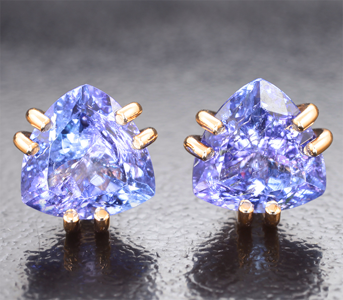 Золото Пусеты с насыщенными танзанитами 2,73 карата