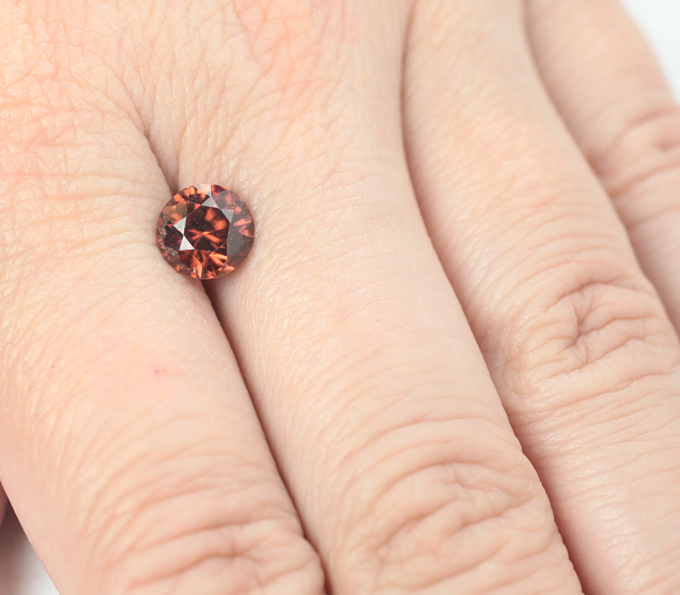 Чистейший розово-оранжевый циркон 2,75 карата