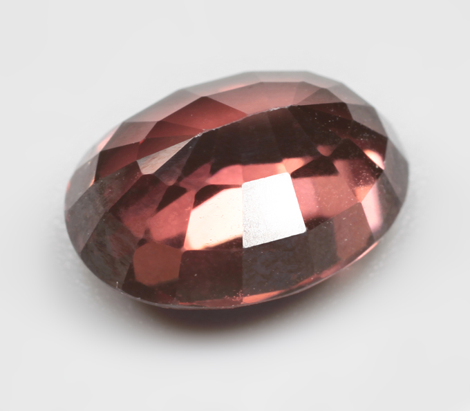 Чистейший розово-оранжевый циркон 3,67 карата