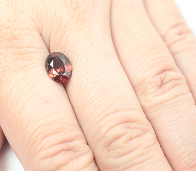 Чистейший розово-оранжевый циркон 3,67 карата