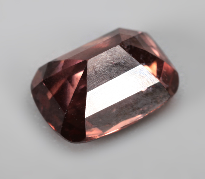 Розовато-оранжевый циркон высокой чистоты 2,47 карата