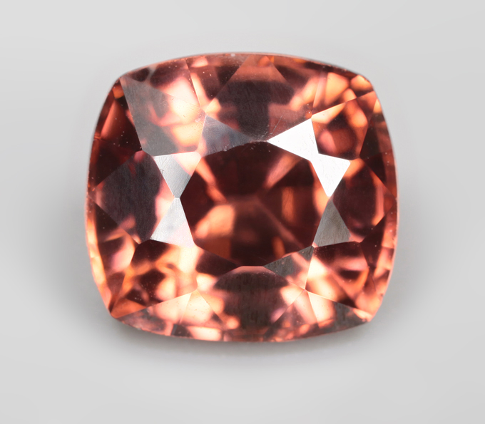 Чистейший красновато-оранжевый циркон 2,96 карата