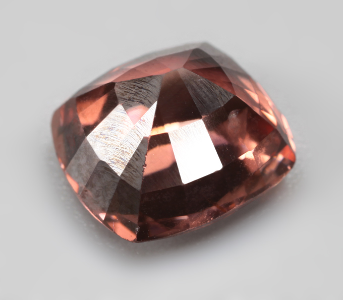 Чистейший красновато-оранжевый циркон 2,96 карата