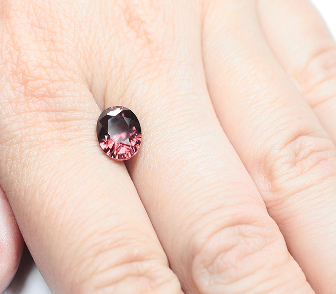 Чистейший оранжевато-красный циркон 4,01 карата