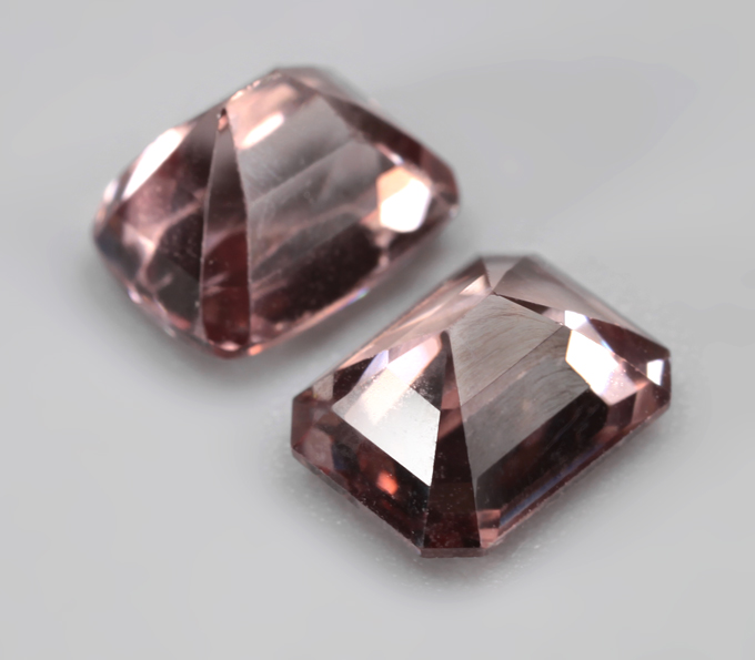 Пара чистейших падпараджа цирконов 3,77 карата