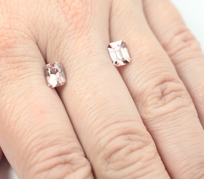 Пара чистейших падпараджа цирконов 3,77 карата