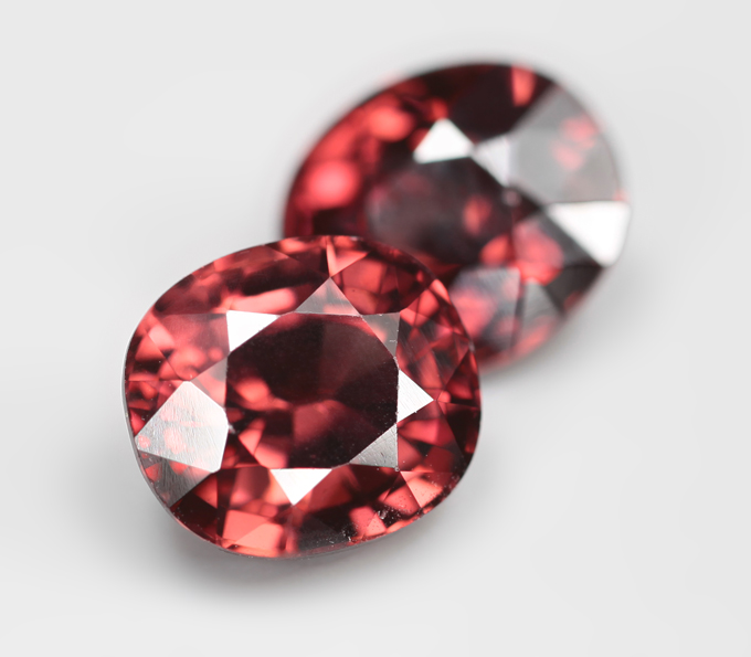 Редкая крупная пара чистейших красных цирконов 6,94 карата