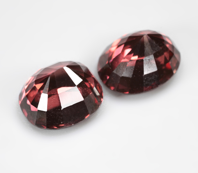 Редкая крупная пара чистейших красных цирконов 6,94 карата