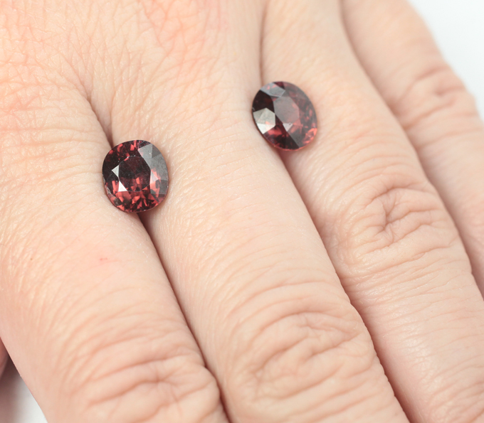 Редкая крупная пара чистейших красных цирконов 6,94 карата