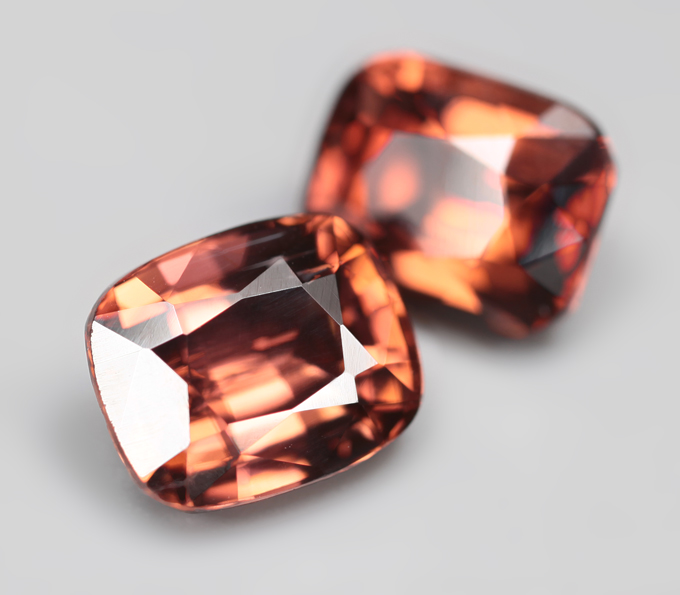 Крупная пара чистейших оранжевых цирконов 6,17 карата