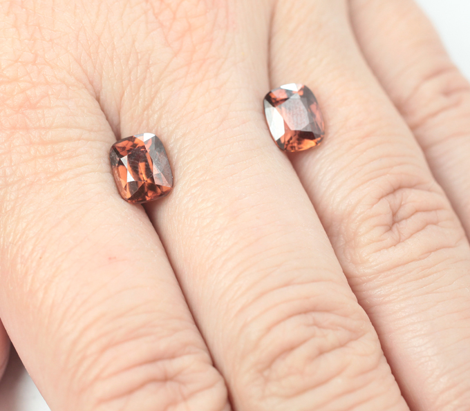 Крупная пара чистейших оранжевых цирконов 6,17 карата