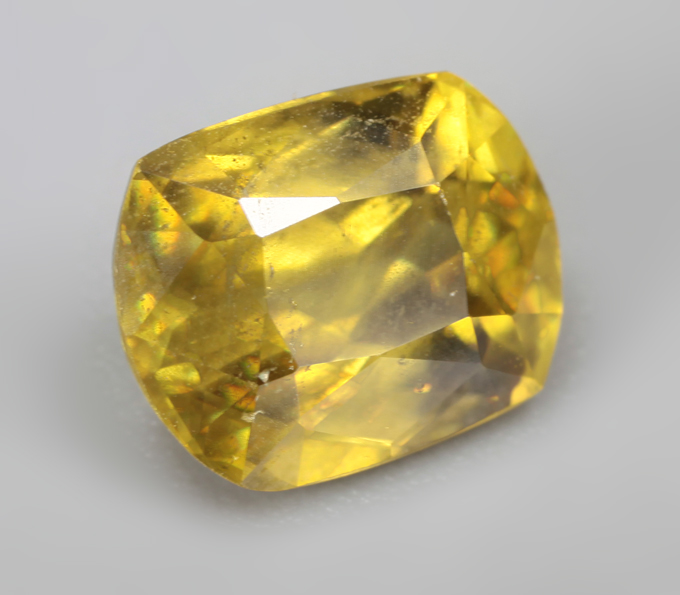 Яркий зеленовато-желтый сфен 1,17 карата