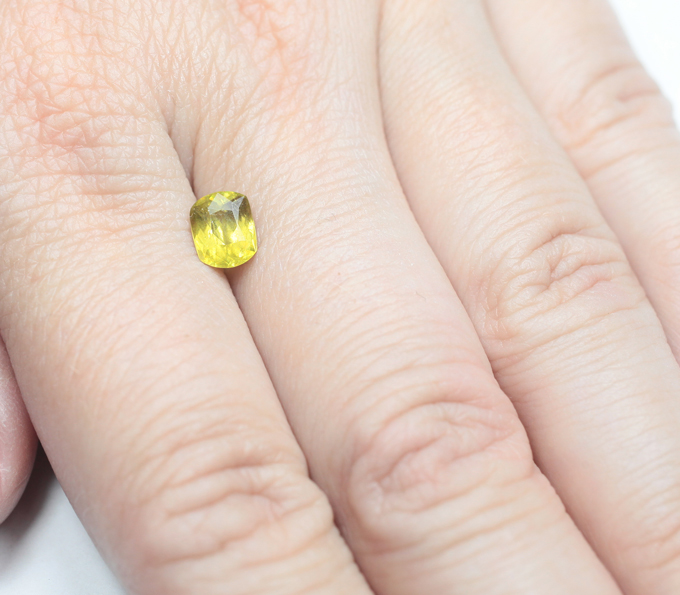 Яркий зеленовато-желтый сфен 1,17 карата