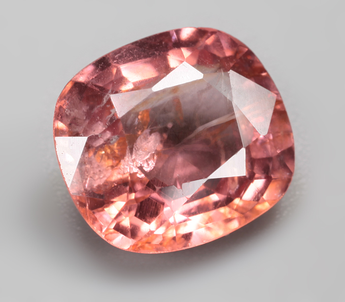 Яркая падпараджа шпинель 1,95 карата