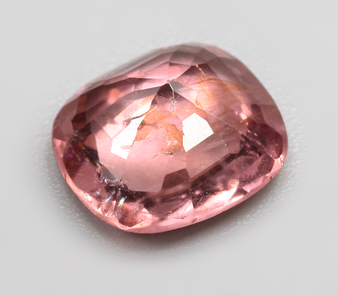 Яркая падпараджа шпинель 1,95 карата