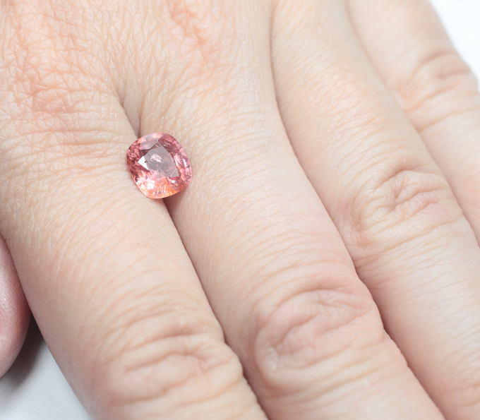 Яркая падпараджа шпинель 1,95 карата