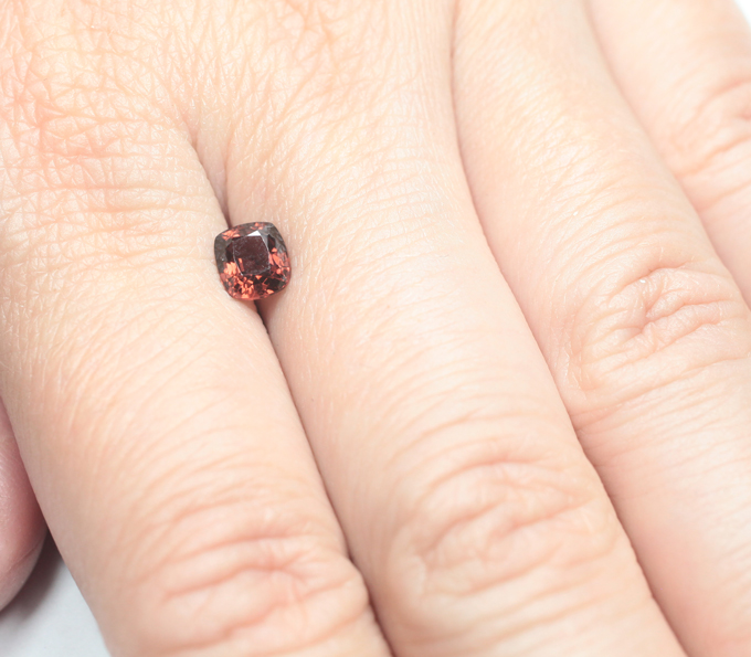 Красновато-оранжевая шпинель высокой чистоты 1,02 карата