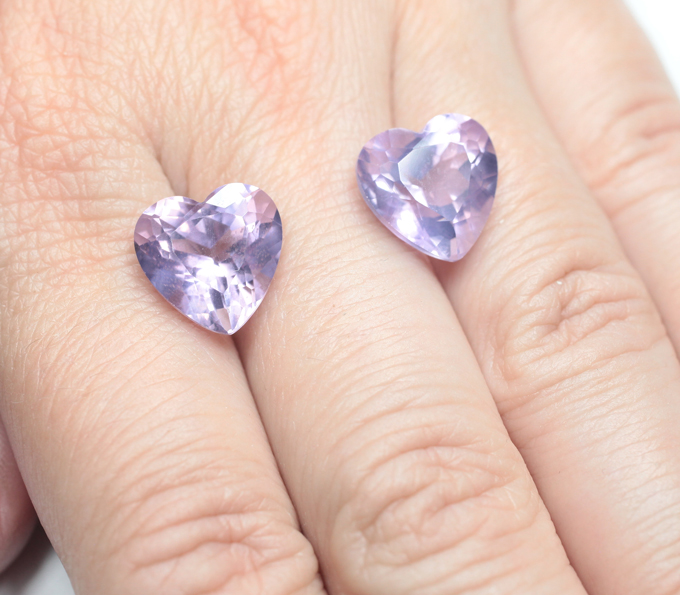 Пара чистейших лавандовых аметистов 13,06 карата