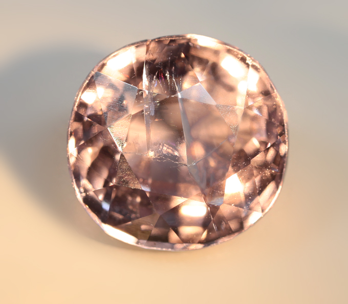 Шпинель со сменой цвета 2,24 карата