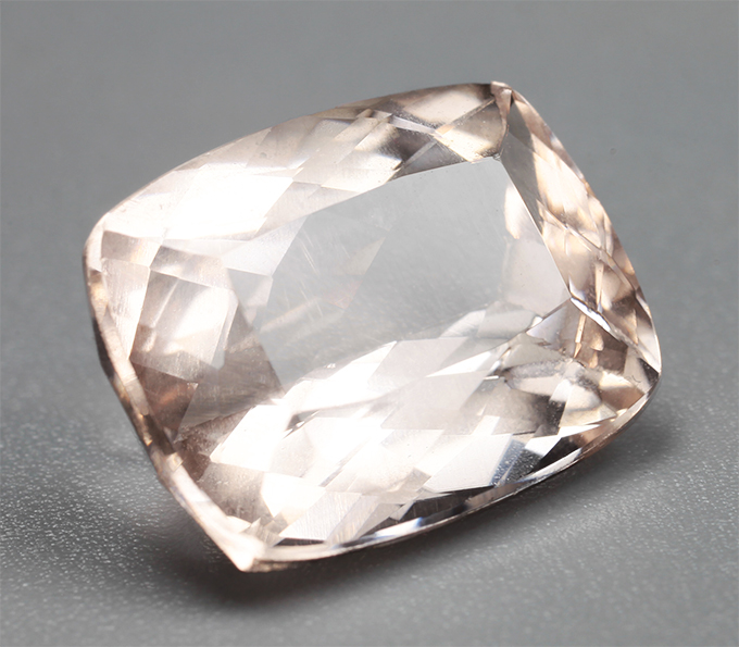 Персиковый морганит высокой чистоты 6,02 карата