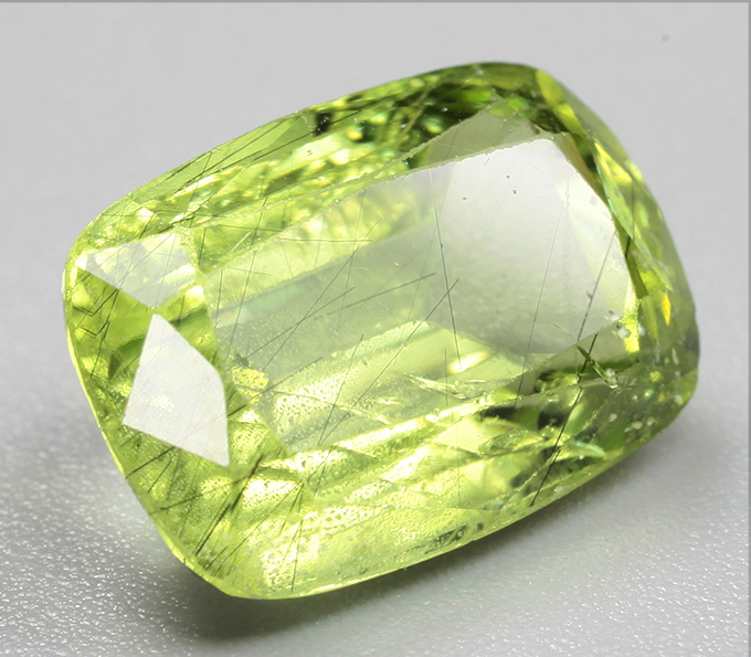 Перидот с включением рутила 4,49 карата