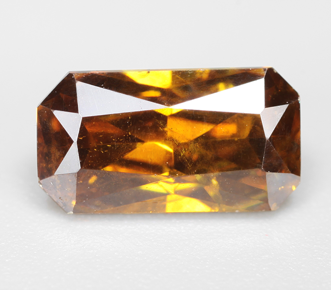 Оранжевато-желтый сфалерит редкой огранки 1,26 карата