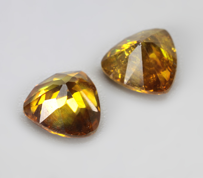 Пара зеленовато-желтых сфалеритов 2,14 карата