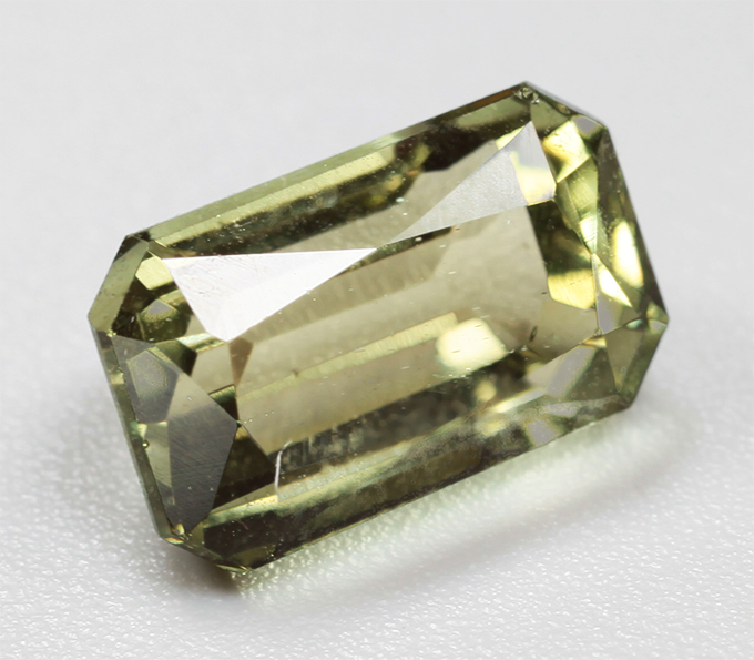 Желто-зеленый апатит 2,02 карата