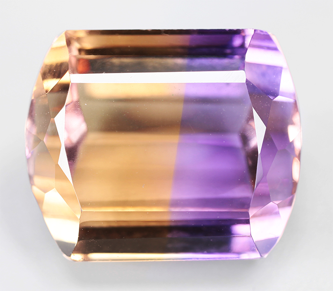 Крупный чистейший контрастный аметрин 17,65 карата