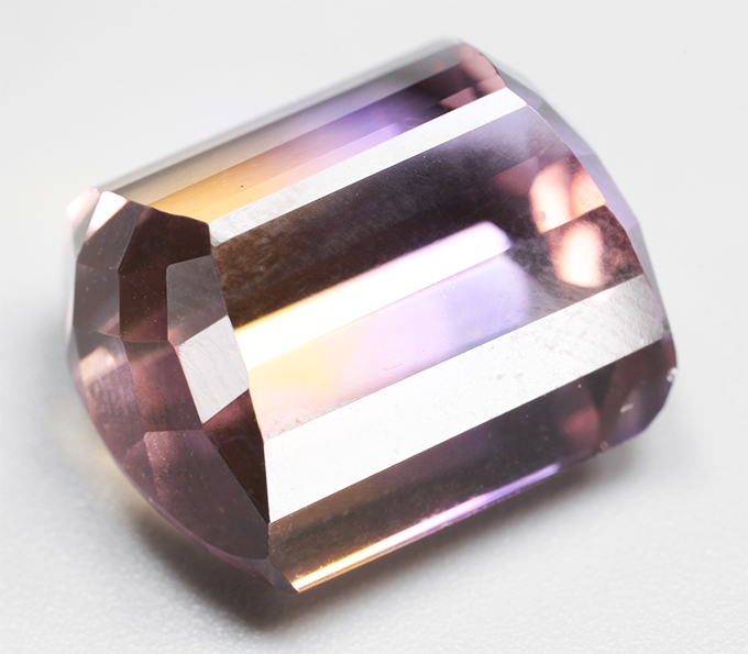 Крупный чистейший контрастный аметрин 17,65 карата