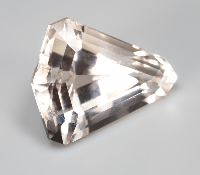 Крупный империал топаз авторской огранки 18,01 кеарата