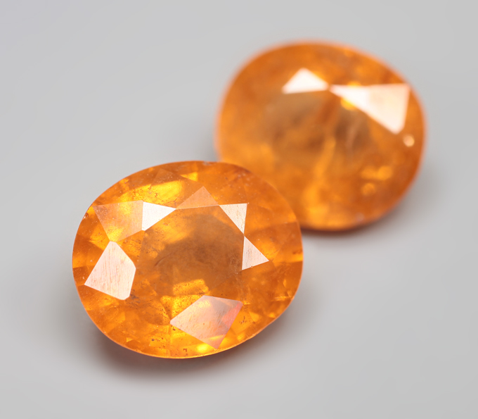 Крупная пара спессартинов гранатов цвета «фанта» 6,25 карата