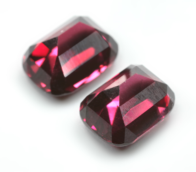Крупная пара умбалитов гранатов топовых цветовых характеристик 7,92 карата