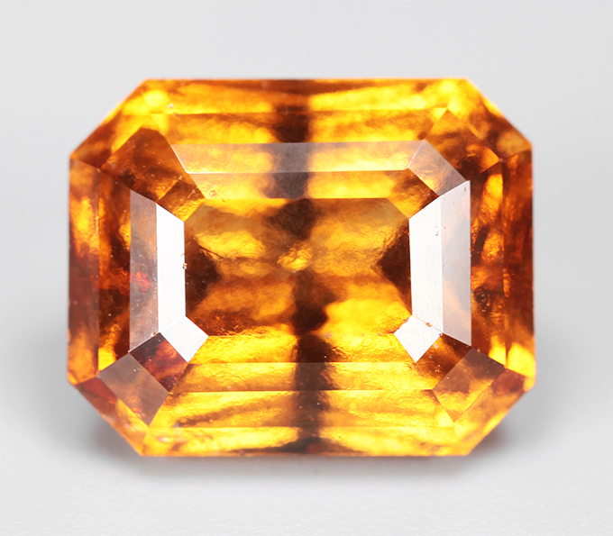 Крупный спессартин гранат 7,04 карата