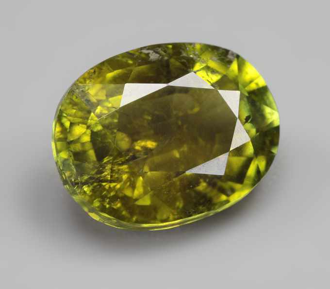 Желтовато-зеленый турмалин 3,3 карата