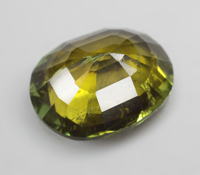 Желтовато-зеленый турмалин 3,3 карата
