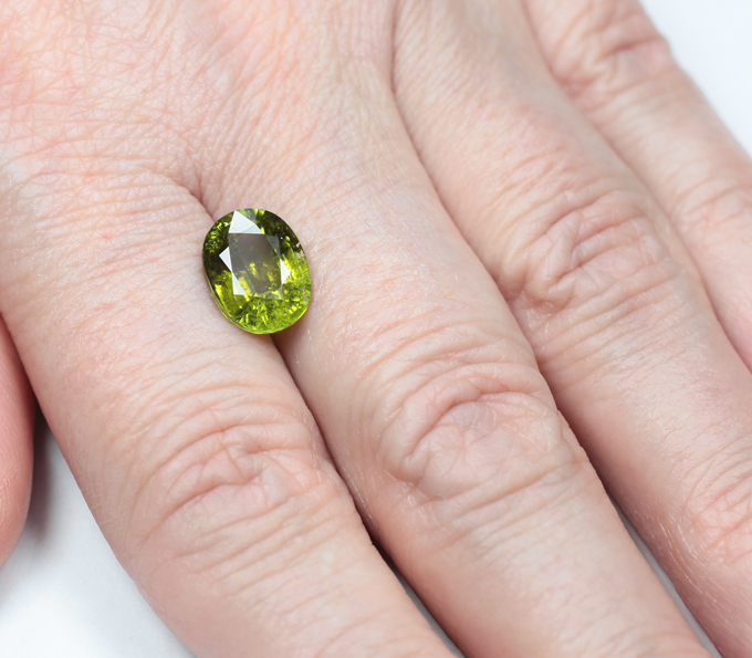 Желтовато-зеленый турмалин 3,3 карата