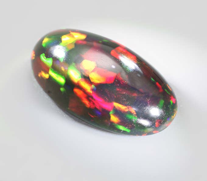 Потрясающей красоты опал в цветах "Арлекин" 3,13 карата