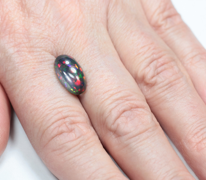 Потрясающей красоты опал в цветах "Арлекин" 3,13 карата