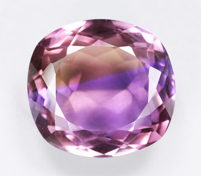 Чистейший крупный аметрин 12,11 карата