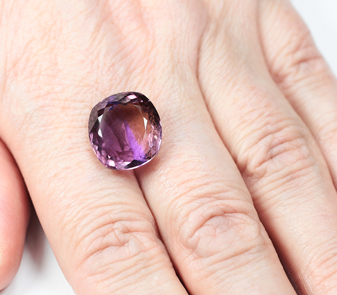 Чистейший крупный аметрин 12,11 карата