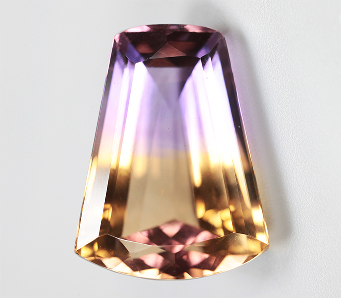 Чистейший крупный контрастный аметрин 19,01 карата