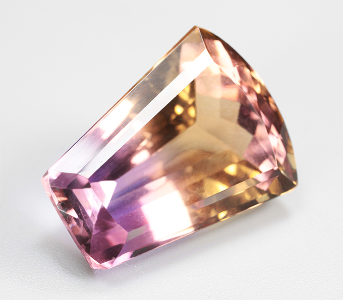 Чистейший крупный контрастный аметрин 19,01 карата
