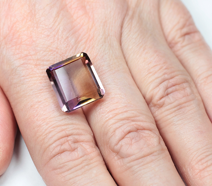 Чистейший крупный контрастный аметрин 14,6 карата