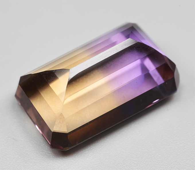 Чистейший крупный контрастный аметрин 13,25 карата
